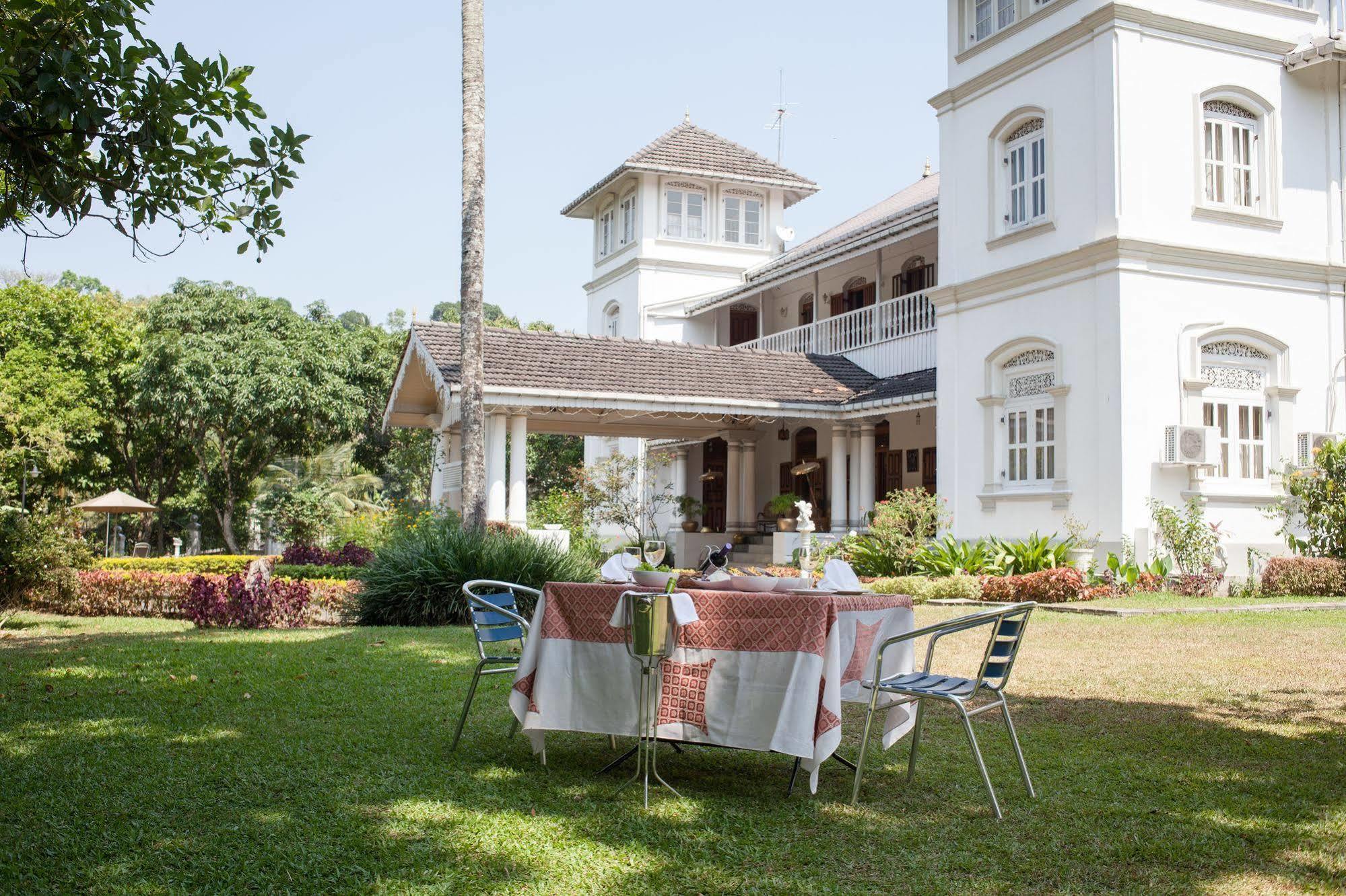 Manor House Hotel Embulpure Eksteriør billede